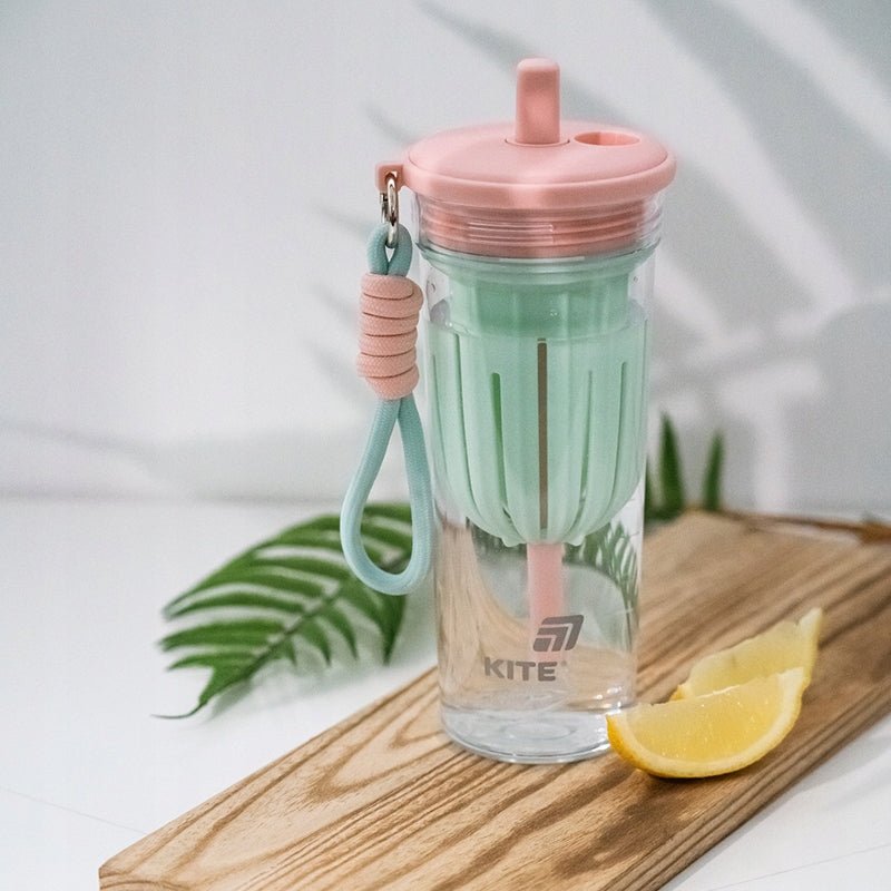 Kolorowy kubek z tritanu z wkładką i uchwytem do przenoszenia