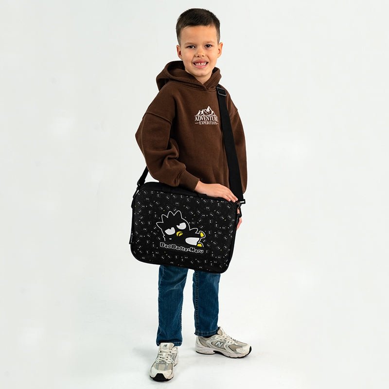 Teczka materiałowa A4 z licencjonowanym wzorem Bad Badtz-Maru – idealna na szkolne akcesoria.