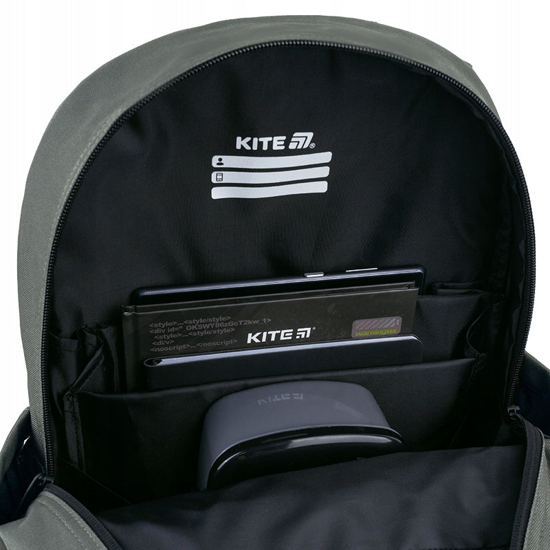 dwie pojemne komory mieszczące format a4 w plecaku szkolnym