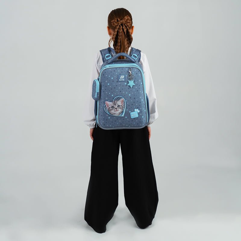 Kite SP25-531M – tornister rosnący z dzieckiem, z organizerem i brelokiem