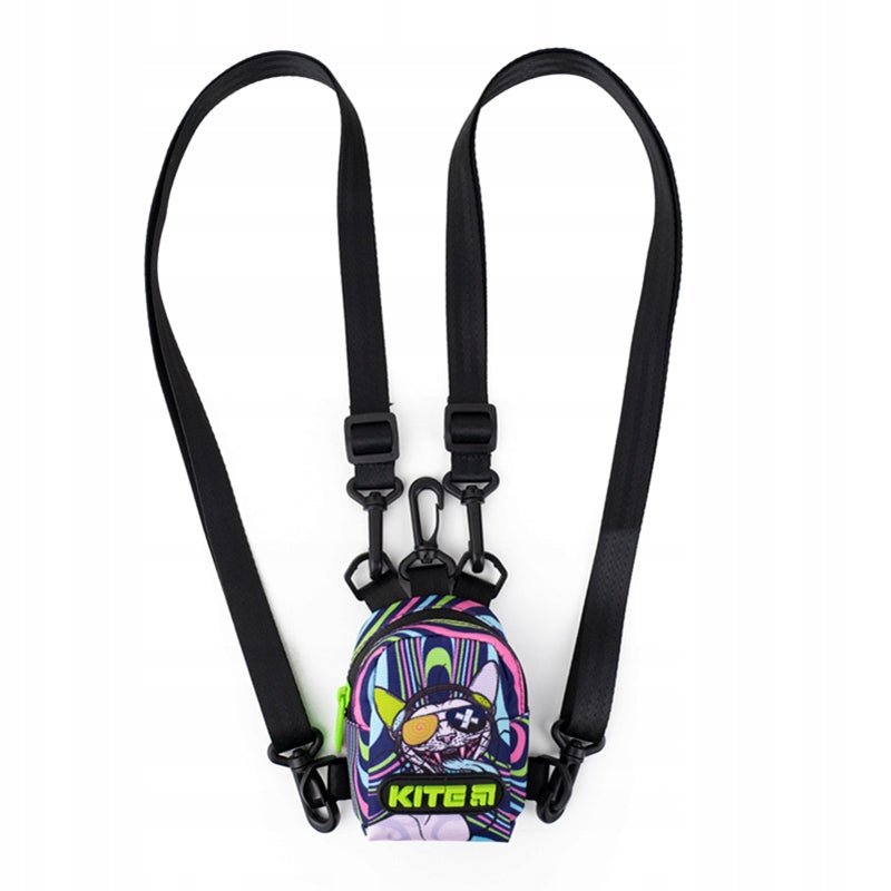 Plecaczek mały stylowa nerka unisex karabińczyk Kite K22-2591-2.Saszetka mini  wykonanа z wytrzymałego poliestru. Materiały i osprzęt zostały przetestowane pod kątem wytrzymałości i odporności na zużycie.