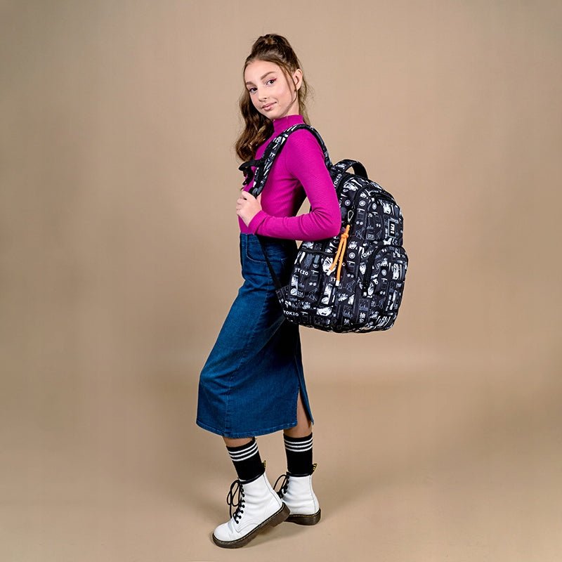 Plecak młodzieżowy ortopedyczny czarno biały anime