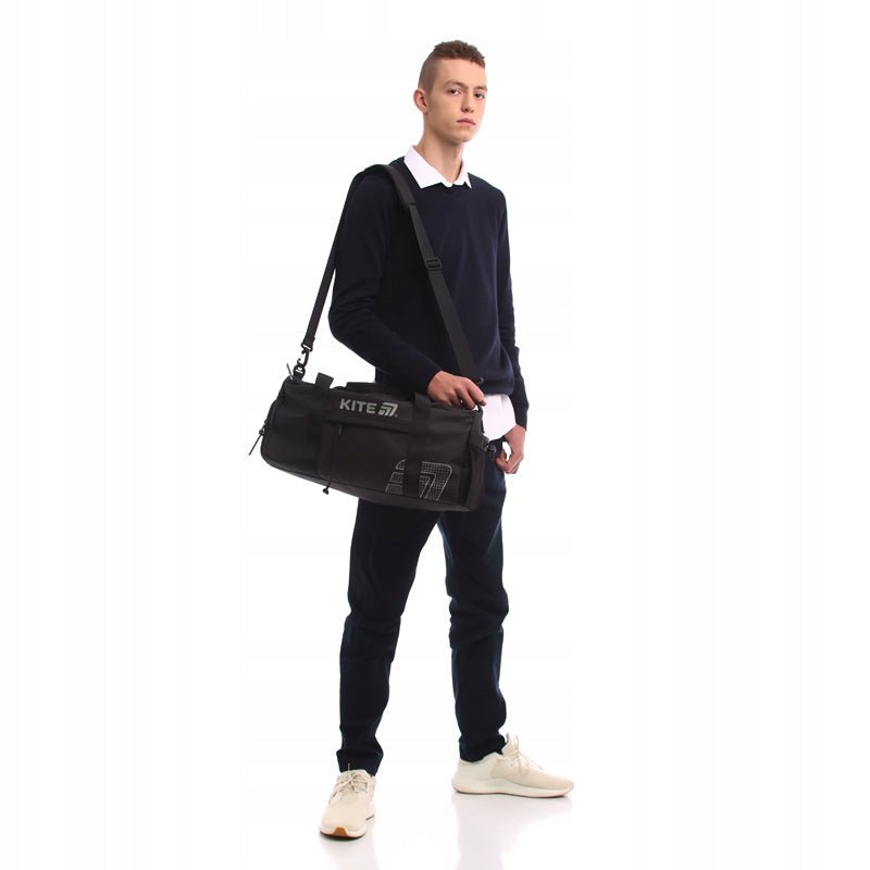 Minimalistyczna czarna torba sportowa K25-2530-1 z poliestru, idealna do szkoły i na siłownię