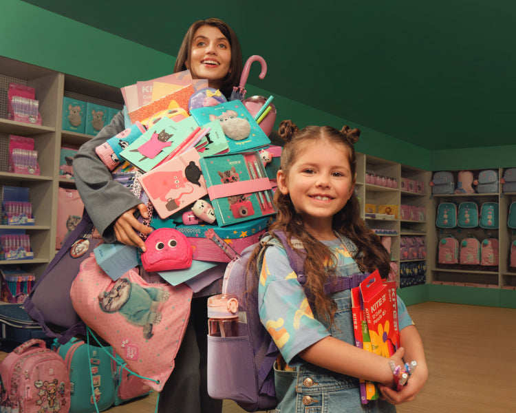 Zestaw szkolny Kite w sklepie – mama i dziecko z plecakami, zeszytami i akcesoriami.