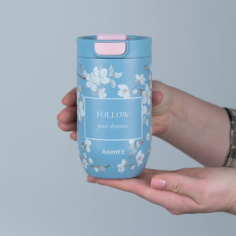 Termokubek Axent 350 ml trzymany w dłoniach.