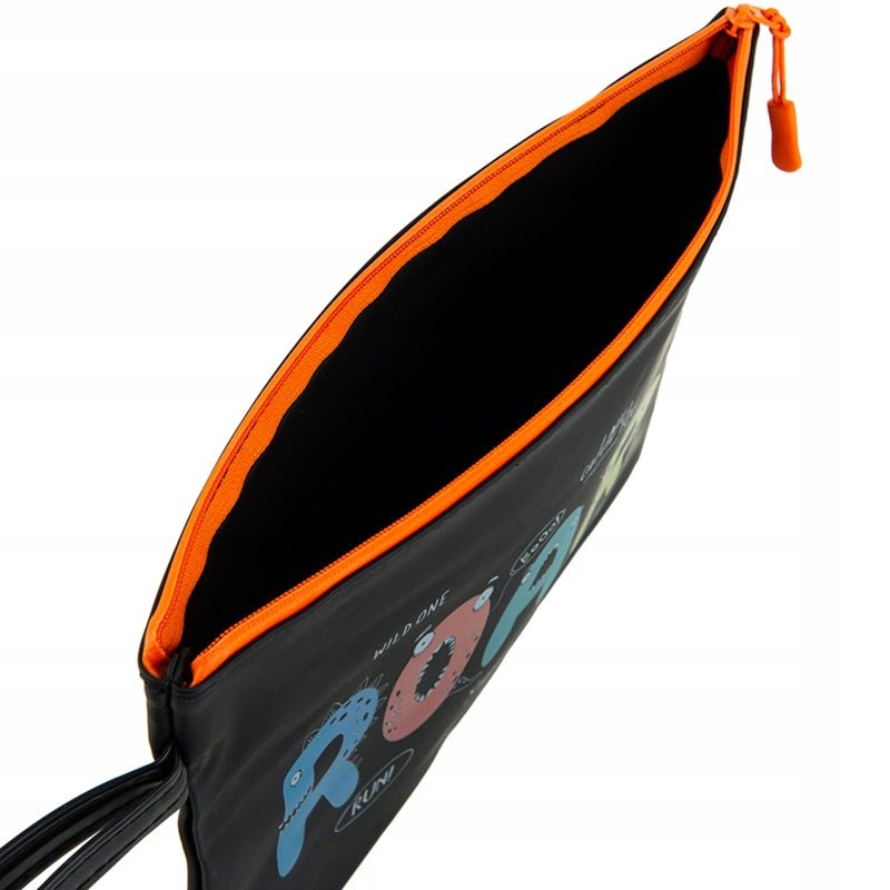 Silikonowa teczka na suwak z uchwytem na zamek B5 K22-469-04 - pozwoli zachować zeszyty w porządku, a także zorganizuje wzorowy porządek w plecaku. W teczce możesz umieścić zeszyty i drobne artykuły papiernicze.