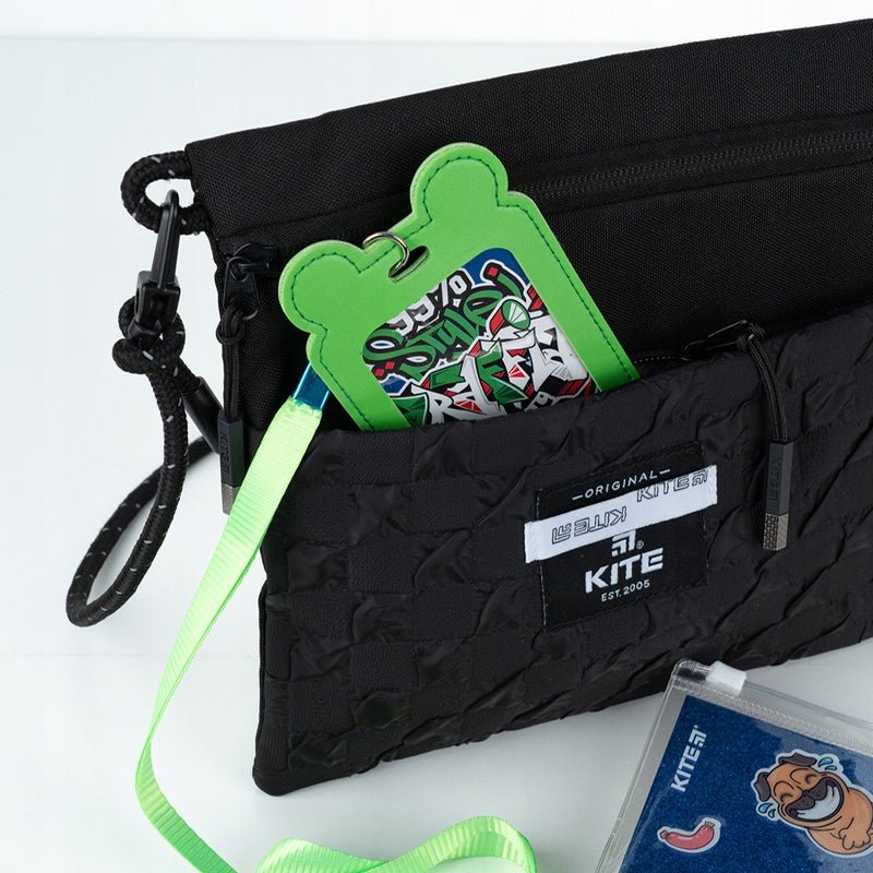 Niebieski identyfikator Kite K24-296-2 z przezroczystą kieszenią i karabińczykiem dla dzieci