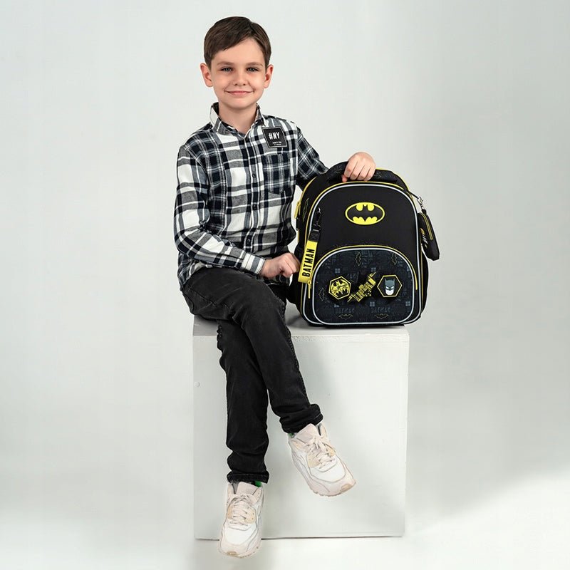 Stylowy tornister Kite DC25-556M z usztywnianą konstrukcją, ergonomicznymi plecami Ergo Kids i naszywką na rzep, odpowiedni dla dzieci o wzroście 130-145 cm