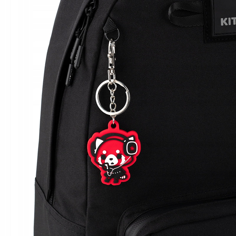 Brelok Aggretsuko przypięty do plecaka