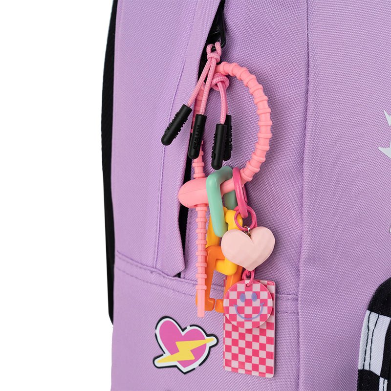 Dekoracje: nadruk 3D, gumowe elementy 3D, aplikacja z kombinowanych materiałów, plastikowy łańcuszek dekoracyjny, brelok-zawieszka z kombinowanych materiałów