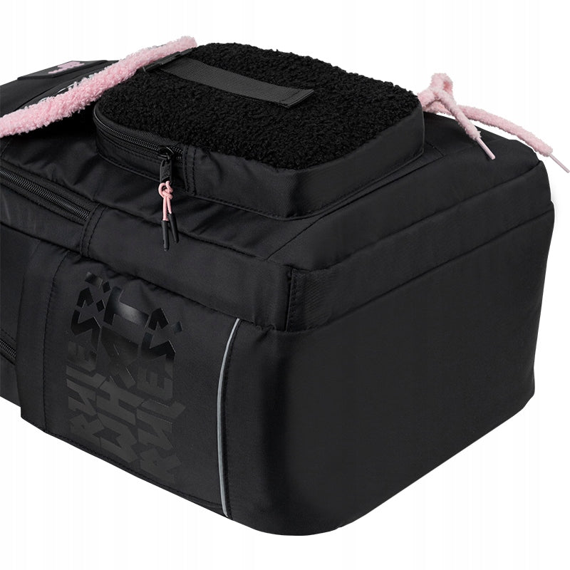 Stabilne i wzmocnione dno chroniące zawartość plecaka przed brudem.