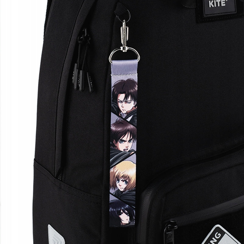 Modny brelok na plecak z motywem anime Attack on Titan przypięty do zamka.