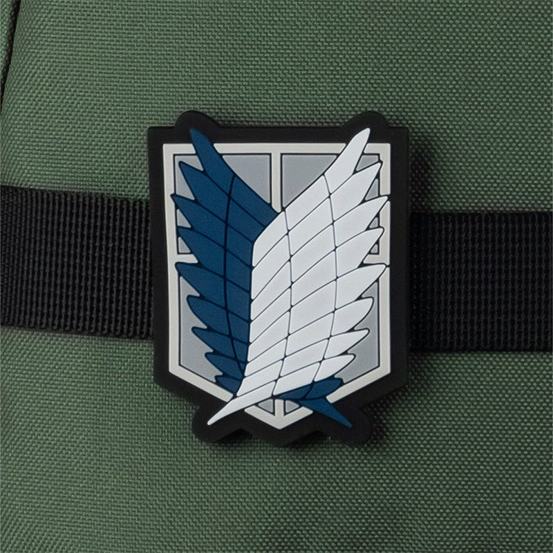 Młodzieżowy plecak szkolny dla chłopców Kite AT25-949L z trwałego materiału i wzorem Attack on Titan