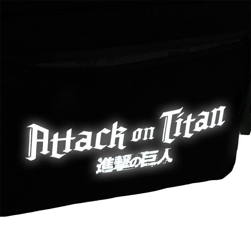 Młodzieżowy plecak szkolny dla chłopców Kite AT25-949L z trwałego materiału i wzorem Attack on Titan na białym tle