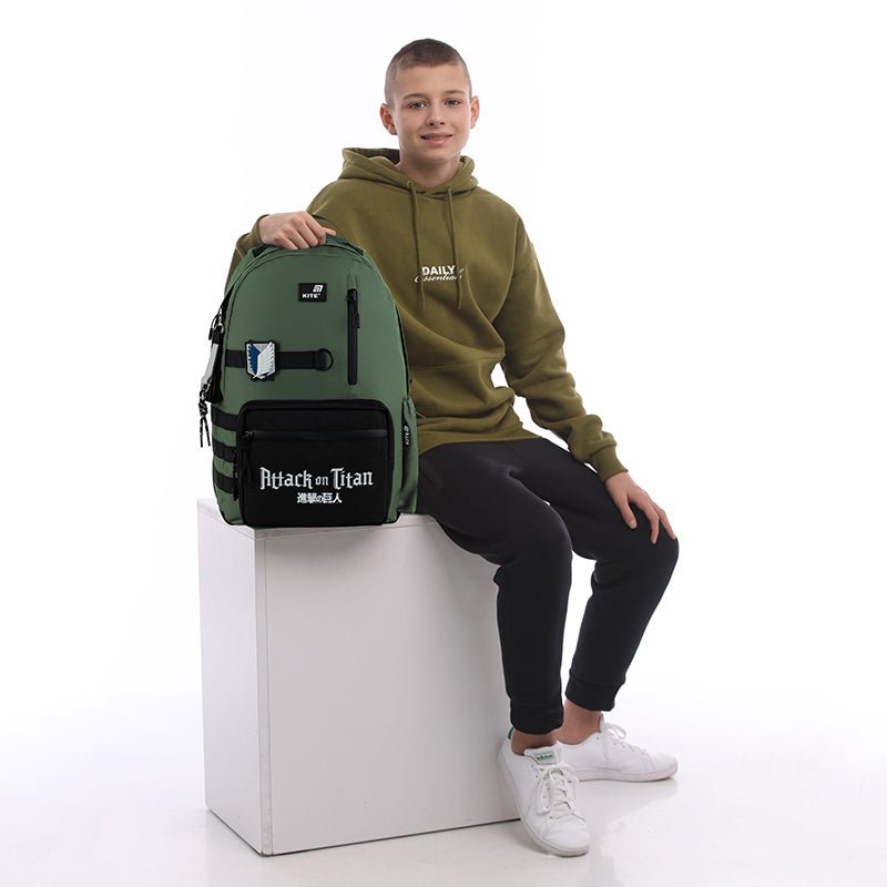 Młodzieżowy plecak szkolny dla chłopców Kite AT25-949L z Attack on Titan, z bocznymi kieszeniami i modnym sznurkiem