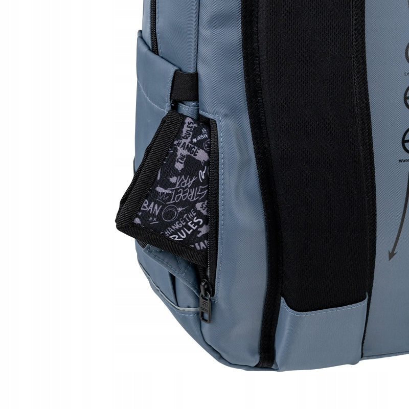 Ukryta kieszeń w plecach plecaka na bezpieczne przechowywanie cennego sprzętu.