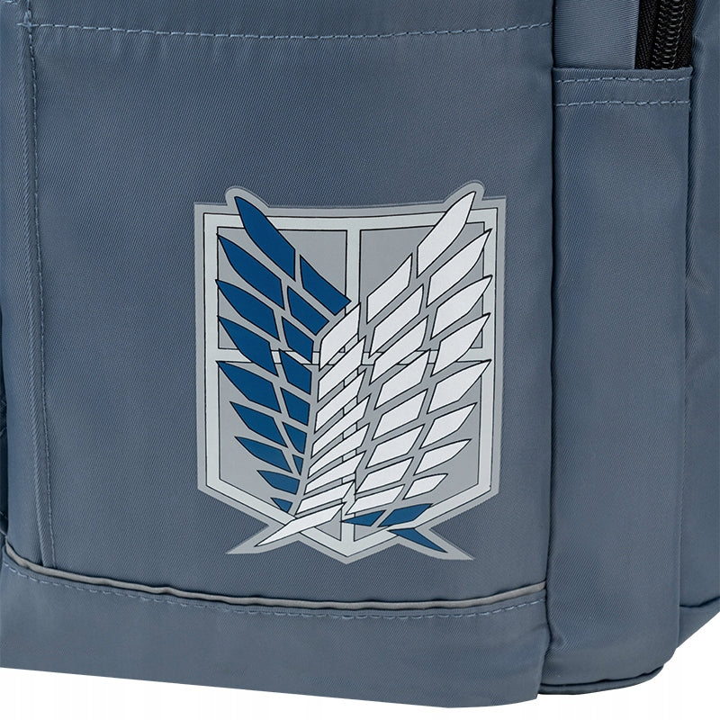 Detal unikalnego połączenia matowego ripstopu i puszystej tkaniny bouclé.