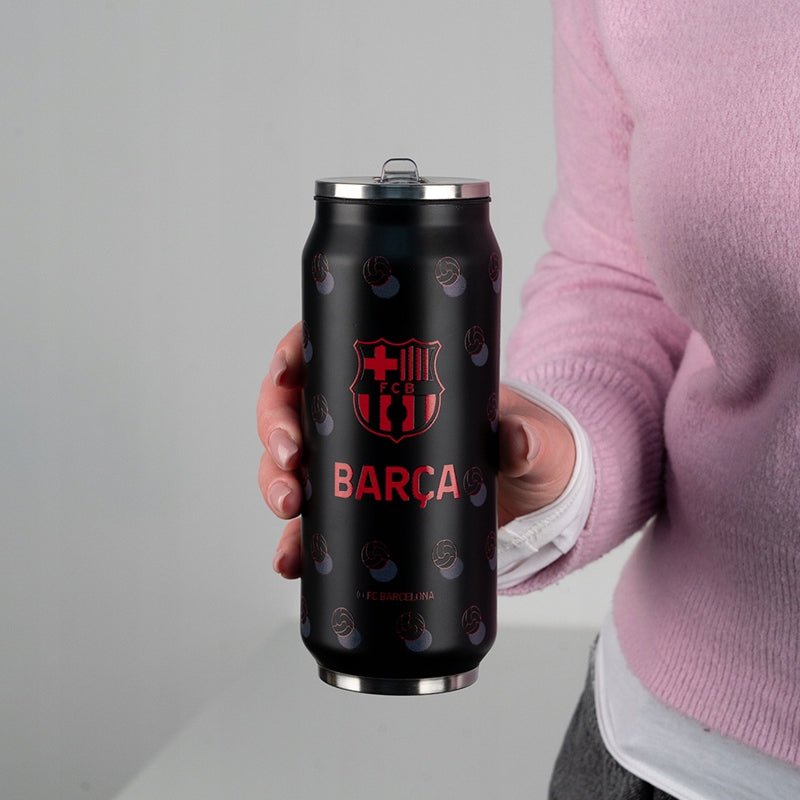 Kubek dla chłopca 500 ml prezentowany w dłoni – widoczny trwały, licencyjny nadruk Barcelony.