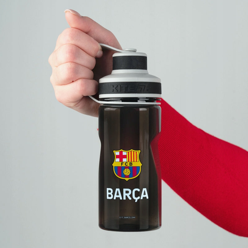 Bidon tritanowy dla chłopca Kite FC Barcelona – ergonomiczny kształt butelki w dłoni.