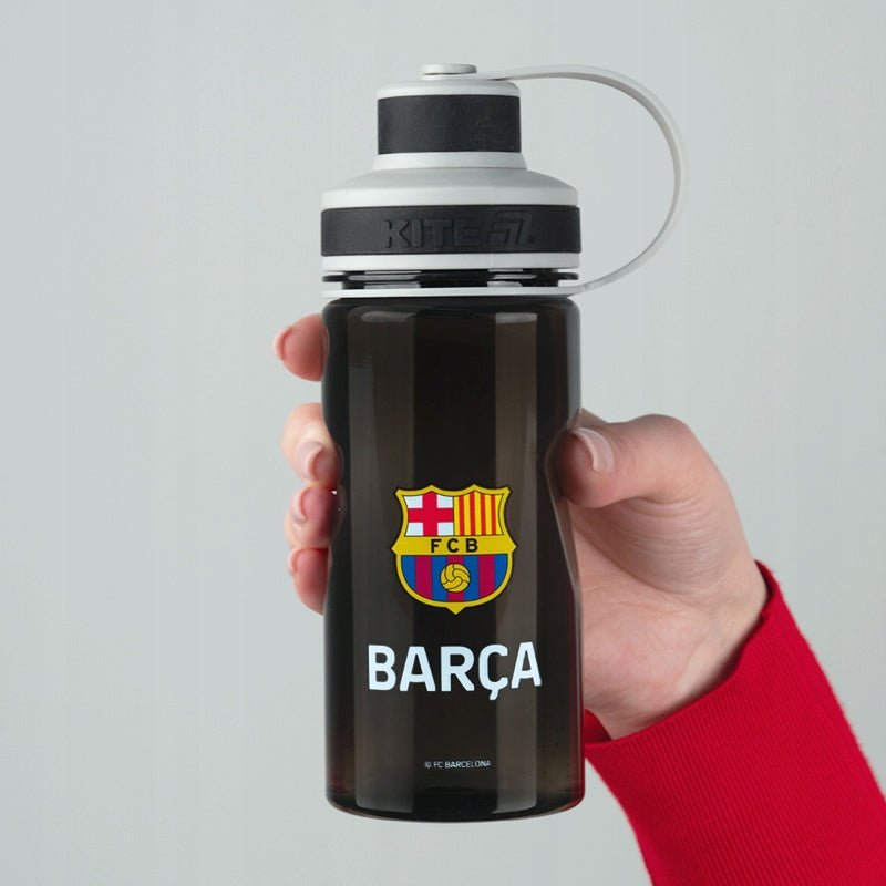 Butelka tritanowa dla chłopca Kite FC Barcelona – wygodny, ergonomiczny kształt bidonu w dłoni.
