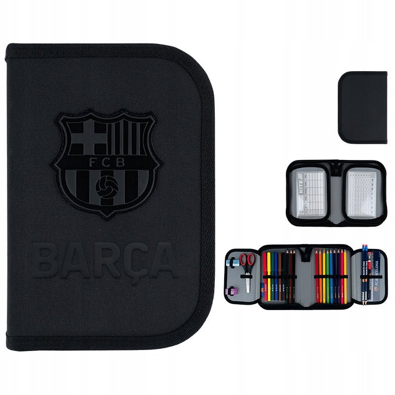 Prezentacja czarnego piórnika FC Barcelona z różnych perspektyw ukazująca sportowy design i detale 3D.