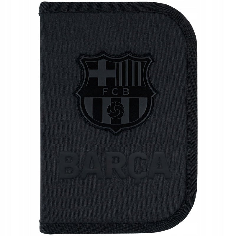 Przedni panel czarnego piórnika z herbem FC Barcelona i efektownym nadrukiem 3D.