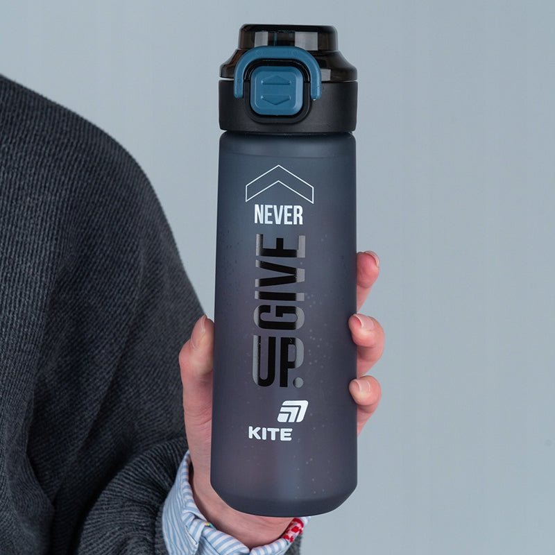 Butelka Kite w dłoni – ergonomiczny kształt