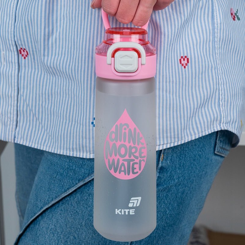 Design butelki Kite – napis i matowe wykończenie