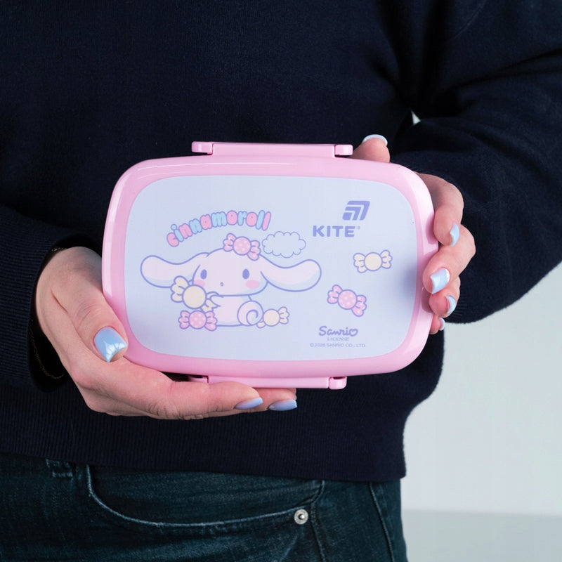 Poręczna śniadaniówka Cinnamoroll w dłoniach dziecka.