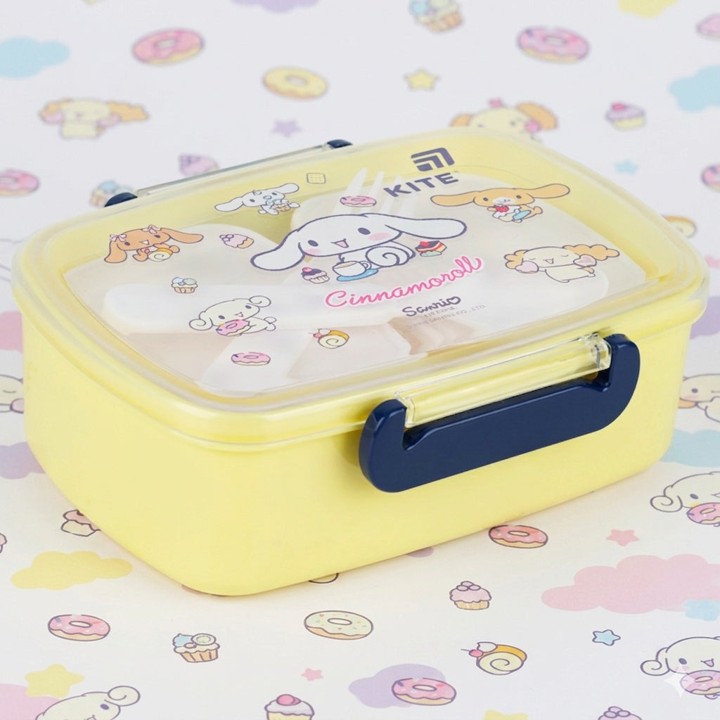 Żółty lunchbox Kite Cinnamoroll z przezroczystą pokrywką i solidnymi zatrzaskami.