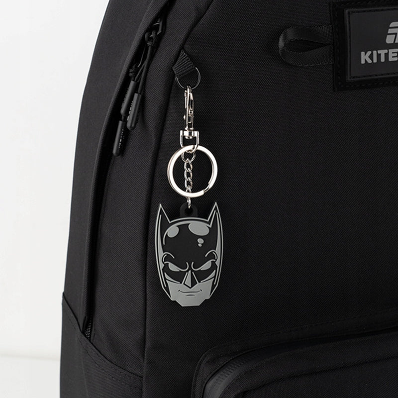 Brelok Batman przypięty do plecaka chłopięcego