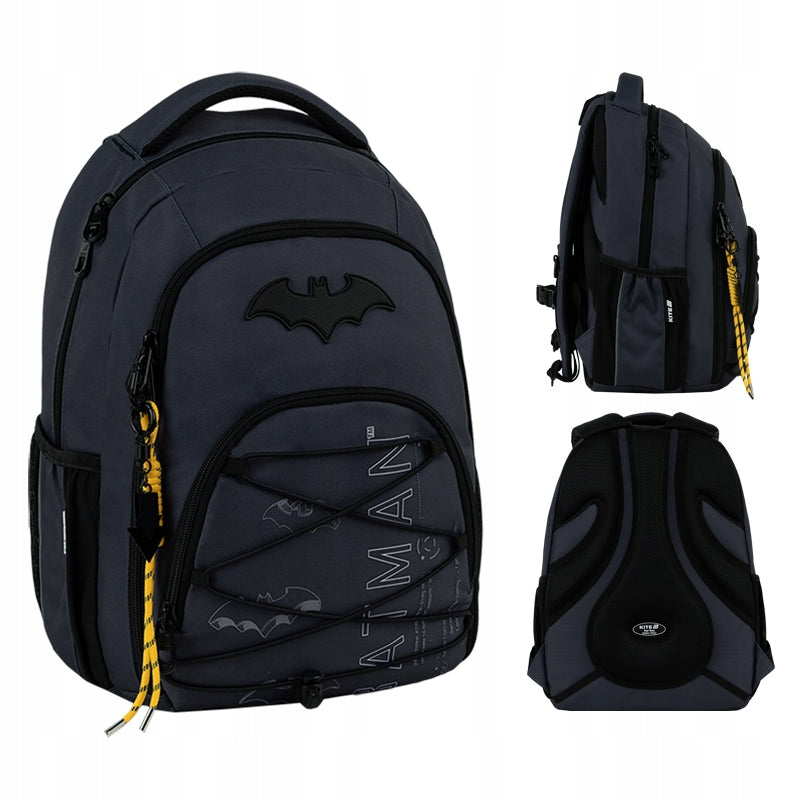Zestawienie zdjęć szarego plecaka Batman prezentujące go pod różnymi kątami.