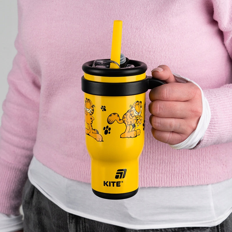 Kubek dla dzieci 530 ml trzymany stabilnie za ergonomiczny uchwyt – prezentacja wielkości.