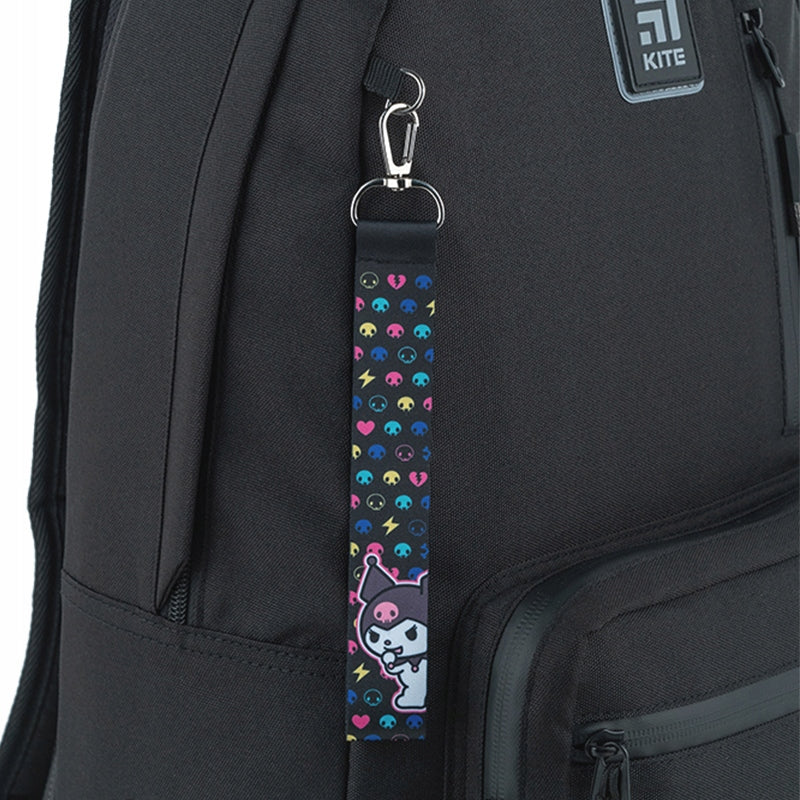 Brelok Kuromi Kite przypięty do plecaka