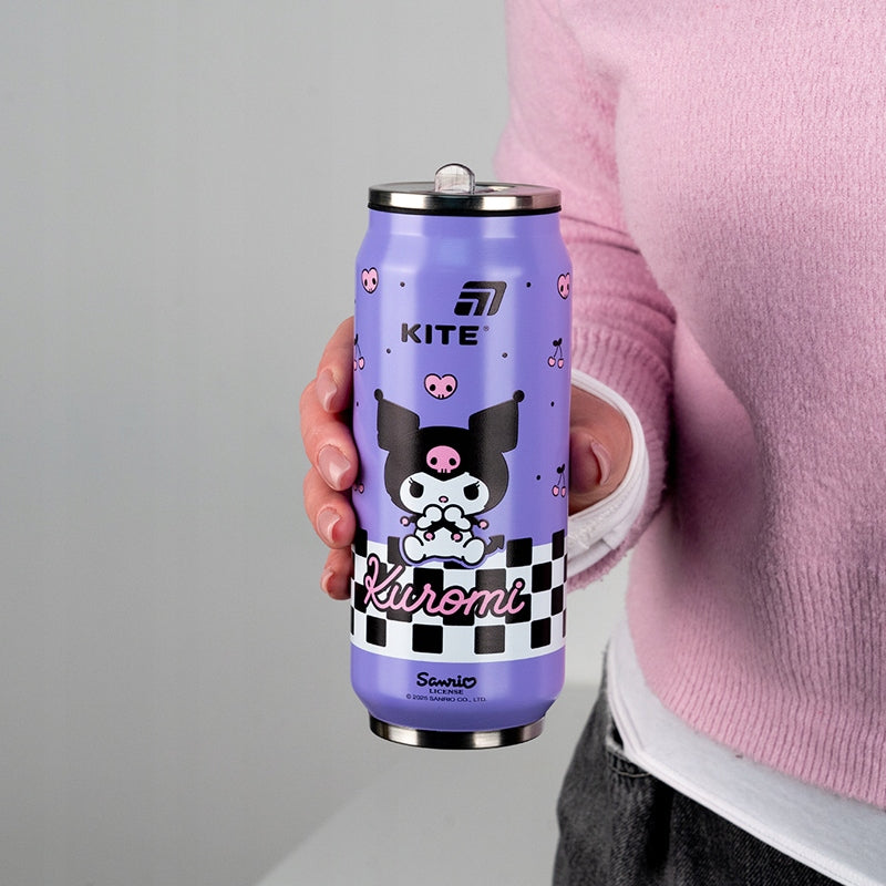 Kubek dla dzieci 500 ml trzymany przez nastolatkę – prezentacja wielkości i nasyconych kolorów.