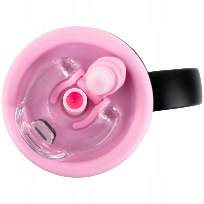 Kubek termiczny ze słomką – prezentacja funkcji picia zimnych napojów przez silikonową rurkę.