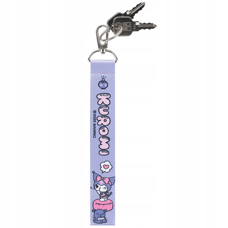 Detal metalowego karabińczyka breloka Kuromi Kite