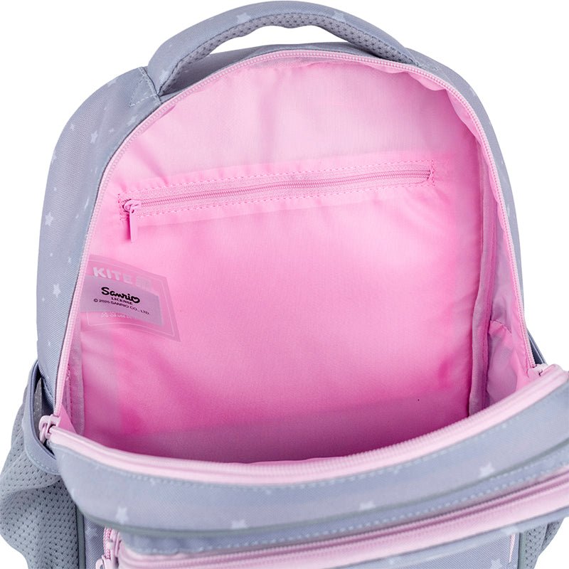 Dziecięcy plecak Kite Kids HK25-559XS z Hello Kitty, prezentujący liczne przegródki na skarby