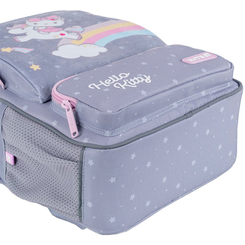 Plecak Kite Kids HK25-559XS z uroczym designem Hello Kitty i niezawodną fasonerią na białym tle