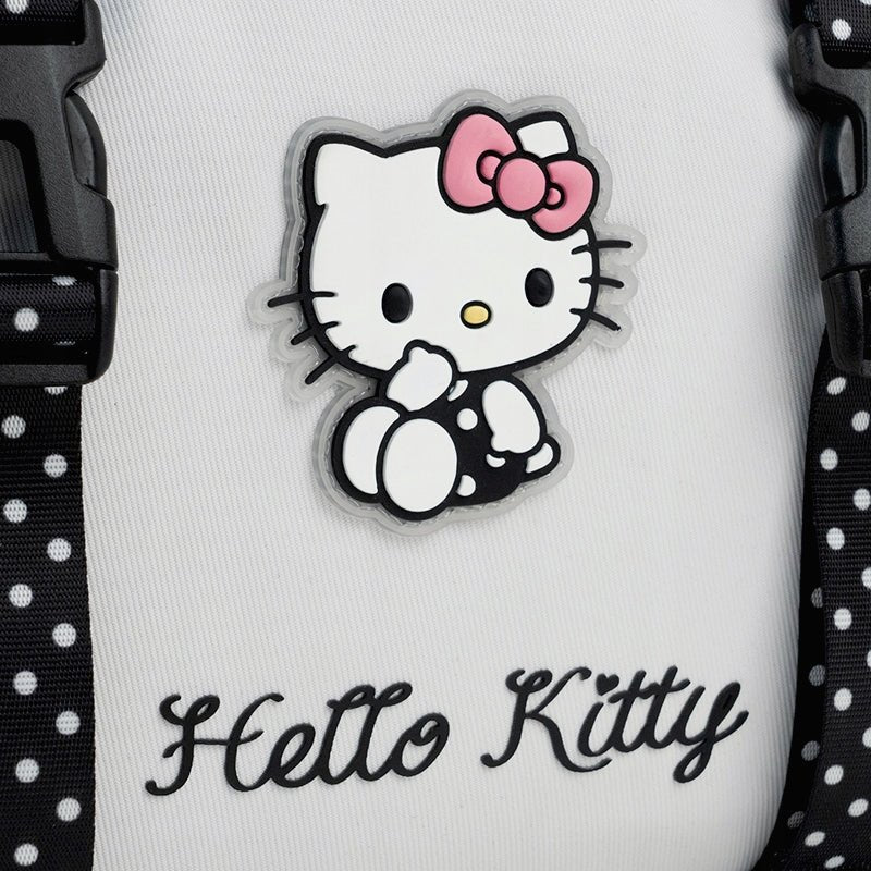 Zbliżenie na wysokiej jakości gumową naszywkę 3D z uroczy wizerunkiem Hello Kitty na froncie plecaka.