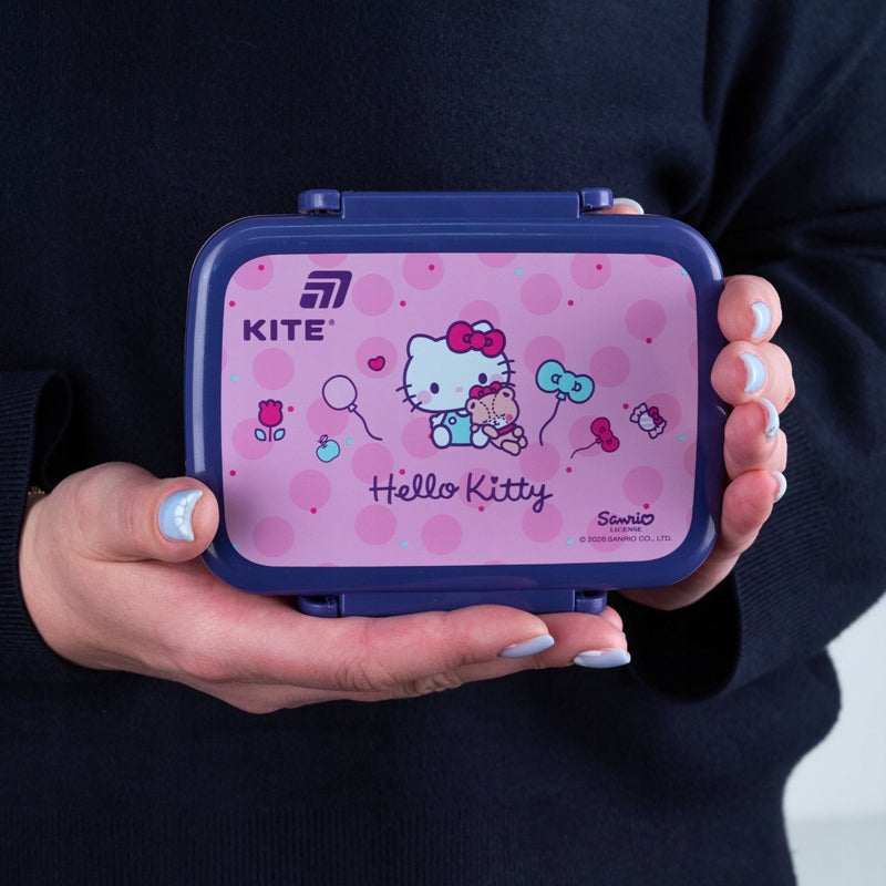 Kompaktowy snackbox Hello Kitty idealnie leżący w dłoniach dziecka.
