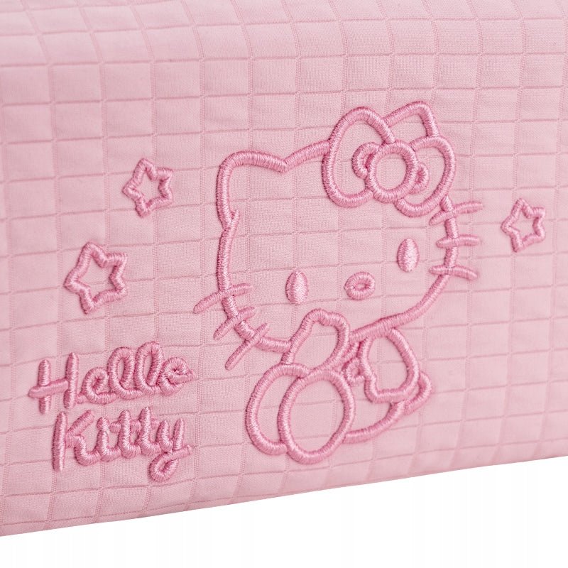 Piórniki szkolne detal – zbliżenie na wysokiej jakości wypukły haft Hello Kitty.