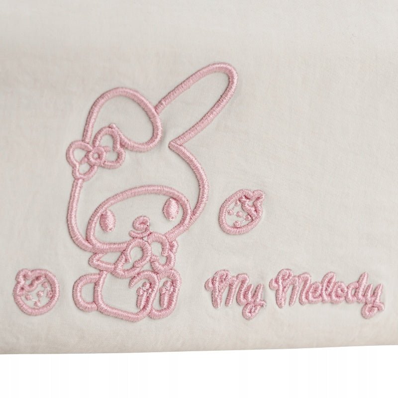 Piórnik dla dzieci z bliska – zbliżenie na precyzyjny, wypukły haft postaci My Melody wykonany techniką premium.