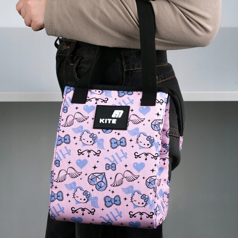 Osoba trzymająca różowy lunchbag Hello Kitty w dłoniach.
