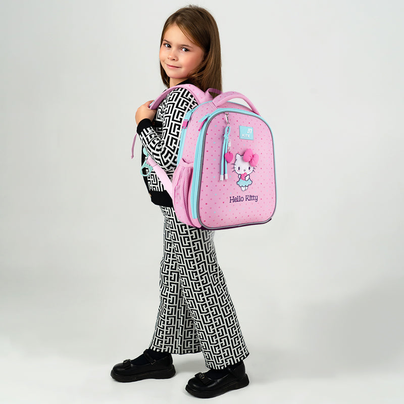 Tornister szkolny Hello Kitty Kite – widok na dziecku, ergonomiczne dopasowanie
