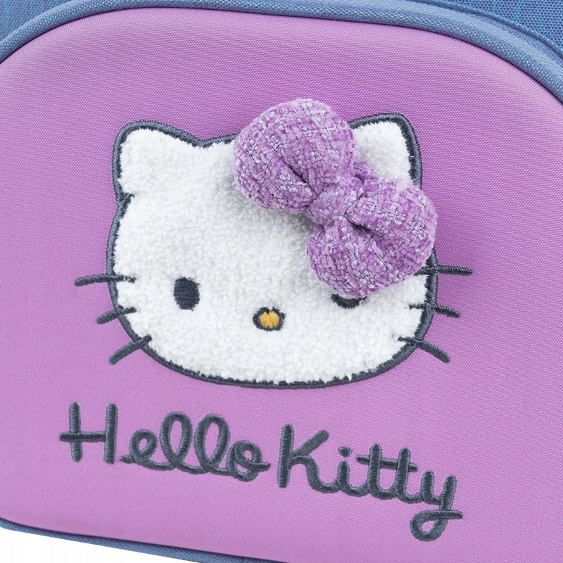 Detal haftu Hello Kitty na tornistrze szkolnym Kite