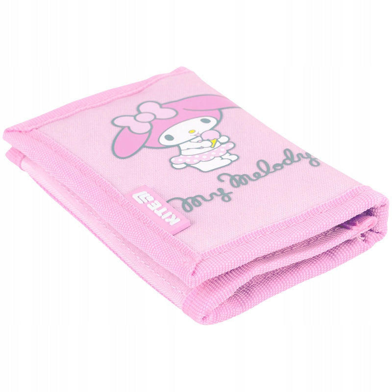 Widok portfela Kite My Melody z przodu z uroczym nadrukiem i zawieszką.