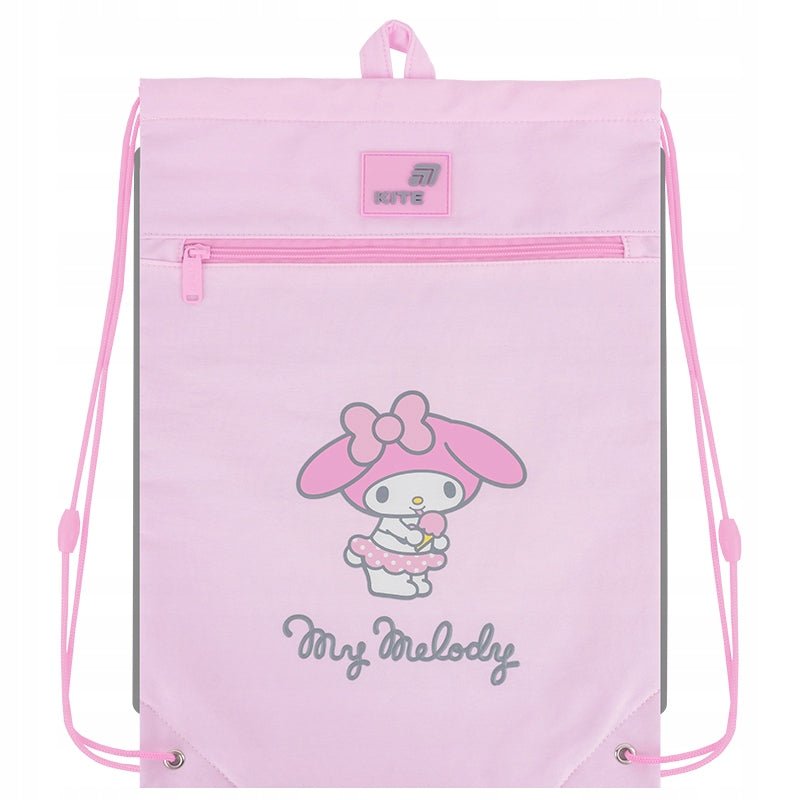 Zbliżenie na przednią kieszonkę z zamkiem w modelu My Melody HK26-601M-8.