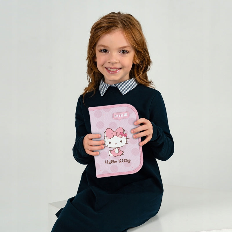 Dziewczynka trzymająca rozkładany piórnik Kite z motywem Hello Kitty.