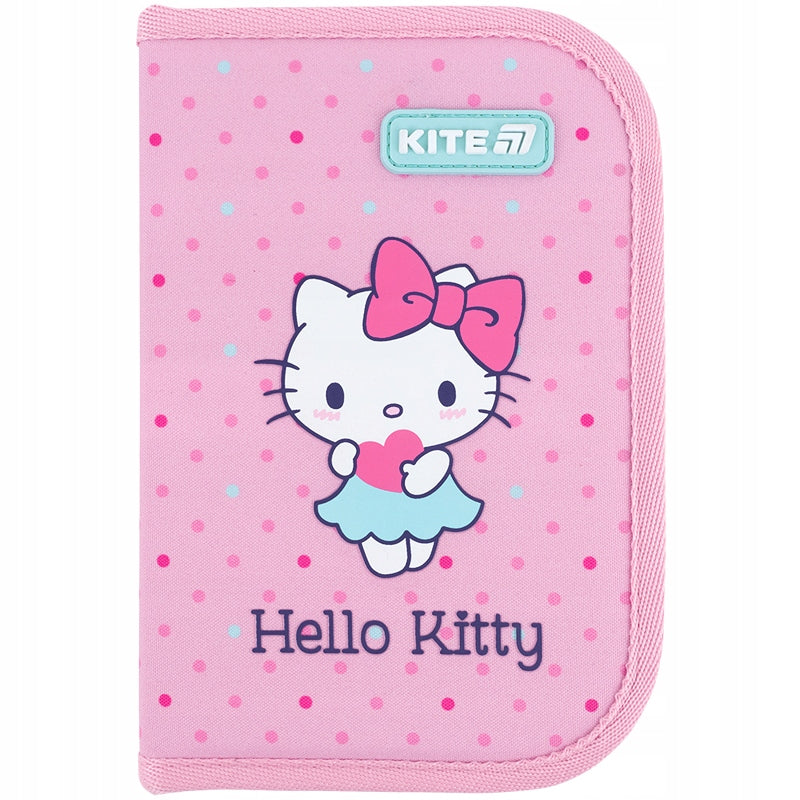 Przedni panel różowego piórnika z dużym, kolorowym nadrukiem Hello Kitty.